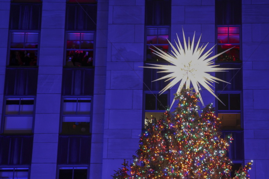 Φωταγωγήθηκε το χριστουγεννιάτικο δέντρο του Rockefeller Center: Στην κορυφή του αστέρι Swarovski 408 κιλών, δείτε βίντεο