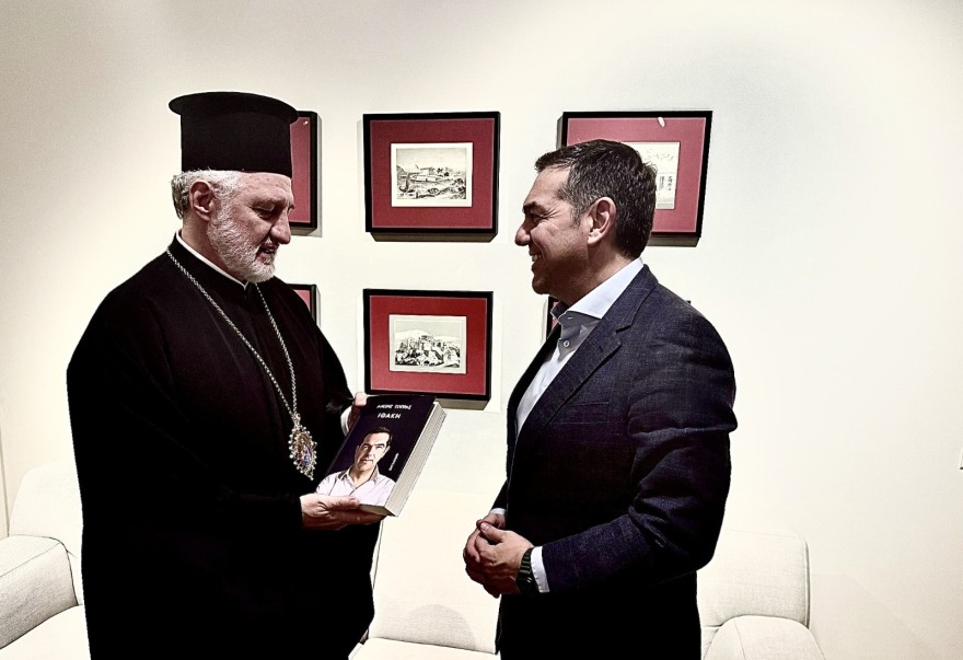 Με τον Αρχιεπίσκοπο Αμερικής Ελπιδοφόρο συναντήθηκε ο Τσίπρας, του δώρισε το βιβλίο του