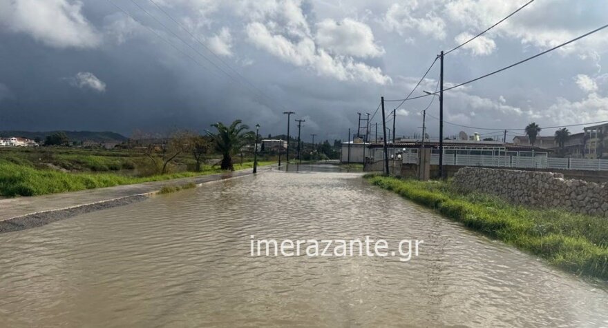 Συγκλονιστικές εικόνες, η ΕΜΑΚ διέσωσε οικογένεια από πλημμυρισμένο δρόμο στη Λακωνία - Προβλήματα από την κακοκαιρία Byron και στη Ζάκυνθο