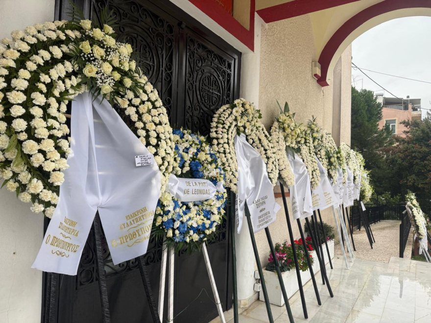 Οδύνη και λευκά τριαντάφυλλα στην κηδεία του 24χρονου Σωτήρη που σκοτώθηκε στο τροχαίο στη Λούτσα, συντετριμμένη η μητέρα του