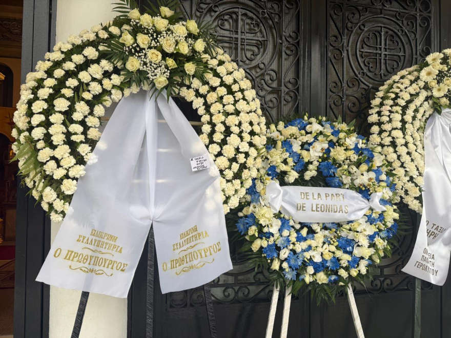 Οδύνη και λευκά τριαντάφυλλα στην κηδεία του 24χρονου Σωτήρη που σκοτώθηκε στο τροχαίο στη Λούτσα, συντετριμμένη η μητέρα του