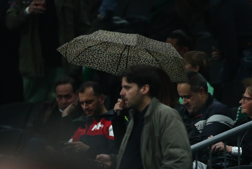 Παναθηναϊκός: Με ανοιχτές ομπρέλες στο κλειστό του ΟΑΚΑ «τρόλαραν» τον Ολυμπιακό για το ΣΕΦ οι φίλοι των πρασίνων 
