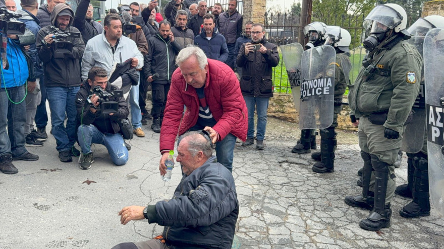 Επεισόδια με σπρωξιές και χημικά ανάμεσα σε αστυνομικούς και αγρότες που θέλησαν να κλείσουν την είσοδο στο αεροδρόμιο «Μακεδονία», δείτε βίντεο