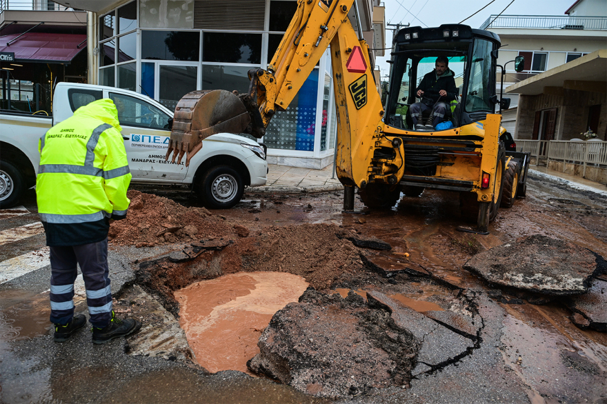 Νέο έκτακτο δελτίο καιρού: Μέχρι το μεσημέρι του Σαββάτου θα πλήττει τη χώρα η κακοκαιρία Byron, οι κόκκινες περιοχές 