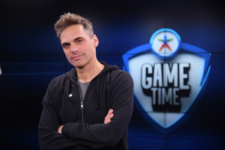 O Γιώργος Παπαγεωργίου στο Game Time στέλνει διπλά χαμόγελα στα παιδιά με τα Ευχοστολίδια του ΟΠΑΠ