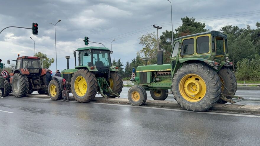 Επεισόδια με σπρωξιές και χημικά ανάμεσα σε αστυνομικούς και αγρότες που θέλησαν να κλείσουν την είσοδο στο αεροδρόμιο «Μακεδονία», δείτε βίντεο