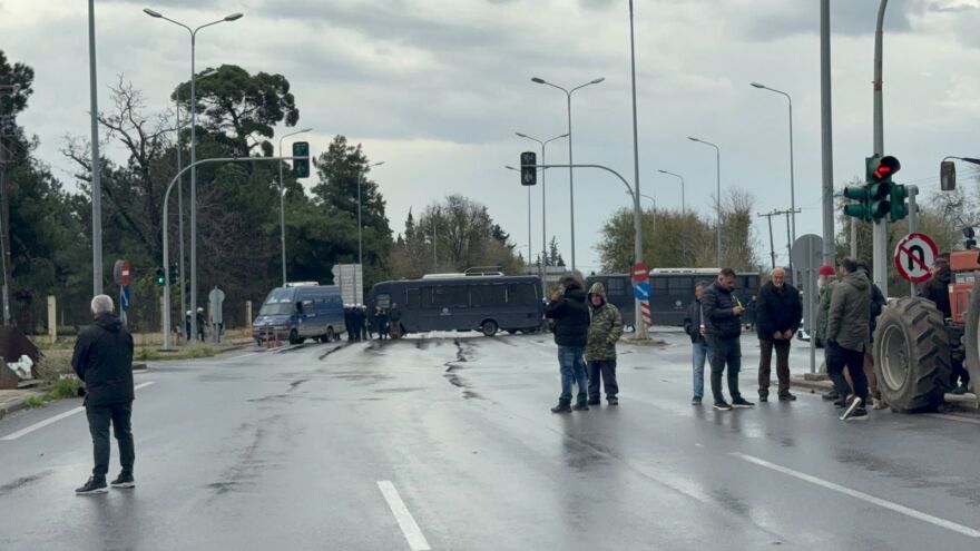 Επεισόδια με σπρωξιές και χημικά ανάμεσα σε αστυνομικούς και αγρότες που θέλησαν να κλείσουν την είσοδο στο αεροδρόμιο «Μακεδονία», δείτε βίντεο