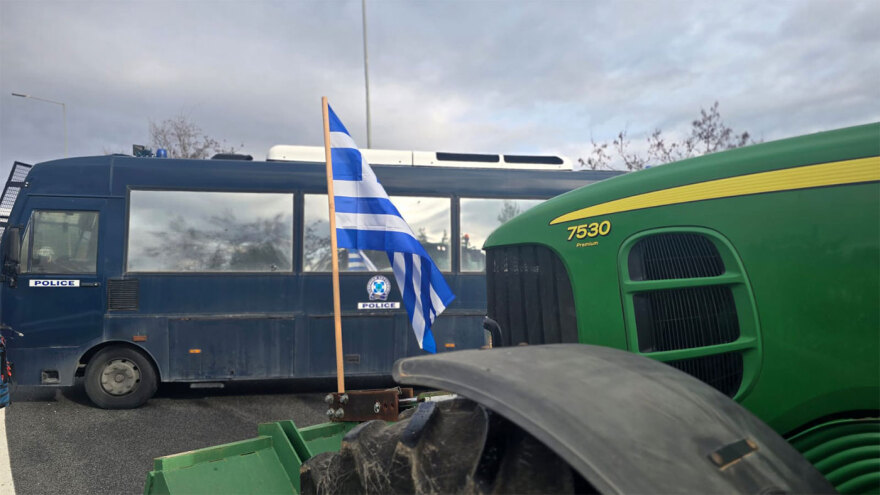 Οι αγρότες έκλεισαν τον κόμβο Μικροθηβών στην ΠΑΘΕ, χιλιάδες τρακτέρ σε εθνικές οδούς και τελωνεία