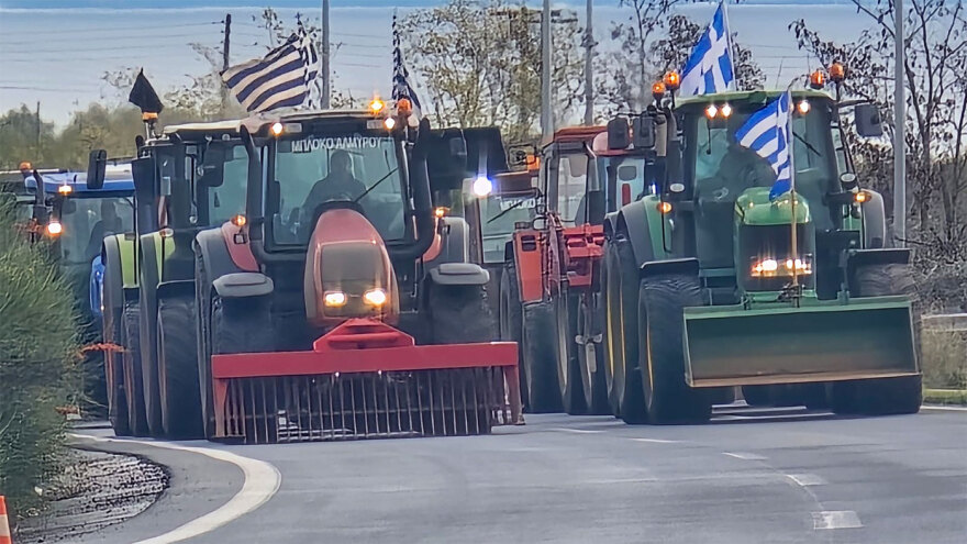 Οι αγρότες έκλεισαν τον κόμβο Μικροθηβών στην ΠΑΘΕ, χιλιάδες τρακτέρ σε εθνικές οδούς και τελωνεία