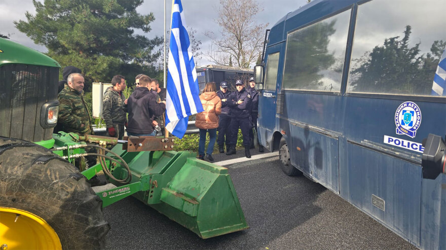 Οι αγρότες έκλεισαν τον κόμβο Μικροθηβών στην ΠΑΘΕ, χιλιάδες τρακτέρ σε εθνικές οδούς και τελωνεία
