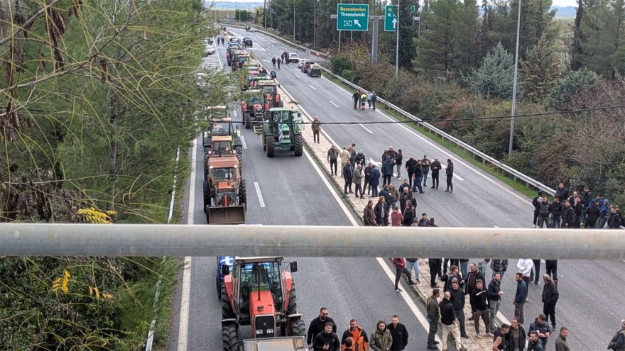 Οι αγρότες έκλεισαν τον κόμβο Μικροθηβών στην ΠΑΘΕ, χιλιάδες τρακτέρ σε εθνικές οδούς και τελωνεία