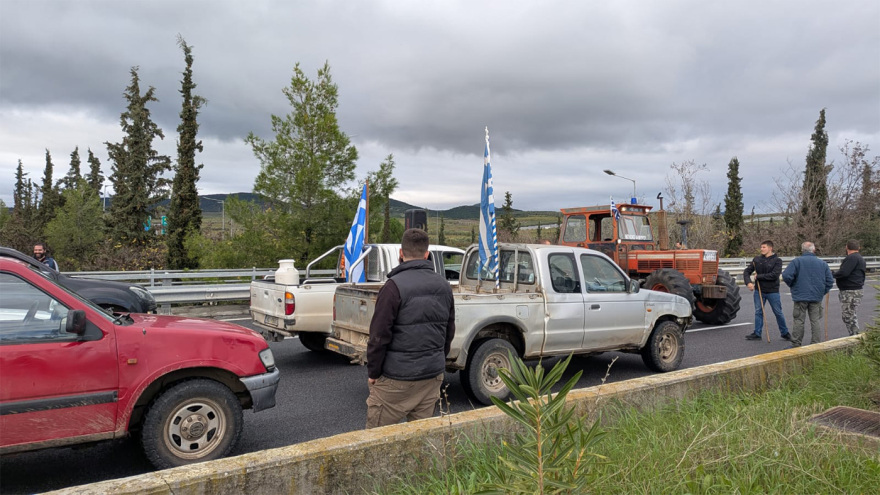Οι αγρότες έκλεισαν τον κόμβο Μικροθηβών στην ΠΑΘΕ, χιλιάδες τρακτέρ σε εθνικές οδούς και τελωνεία