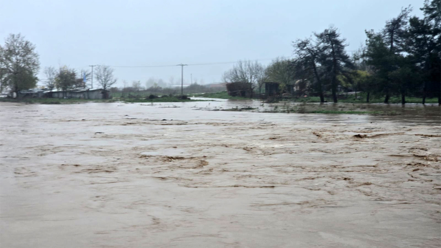 Υπερχείλισε ο ποταμός Ενιπέας, 112 για εκκένωση σε οικισμό προς τα Φάρσαλα και για ετοιμότητα σε ακόμα 4 περιοχές