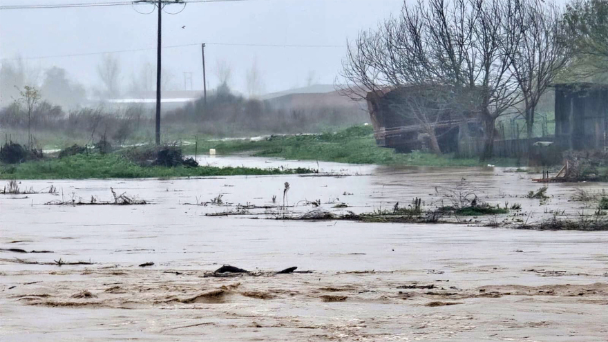 Υπερχείλισε ο ποταμός Ενιπέας, 112 για εκκένωση σε οικισμό προς τα Φάρσαλα και για ετοιμότητα σε ακόμα 4 περιοχές