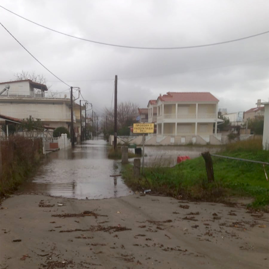 Υπερχείλισε ο ποταμός Ενιπέας, 112 για εκκένωση σε οικισμό προς τα Φάρσαλα και για ετοιμότητα σε ακόμα 4 περιοχές
