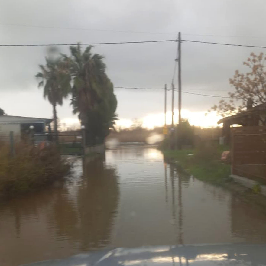 Υπερχείλισε ο ποταμός Ενιπέας, 112 για εκκένωση σε οικισμό προς τα Φάρσαλα και για ετοιμότητα σε ακόμα 4 περιοχές