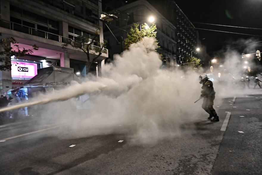 Επεισόδια στο κέντρο της Αθήνας στην πορεία για τον Γρηγορόπουλο - Δείτε βίντεο και φωτογραφίες