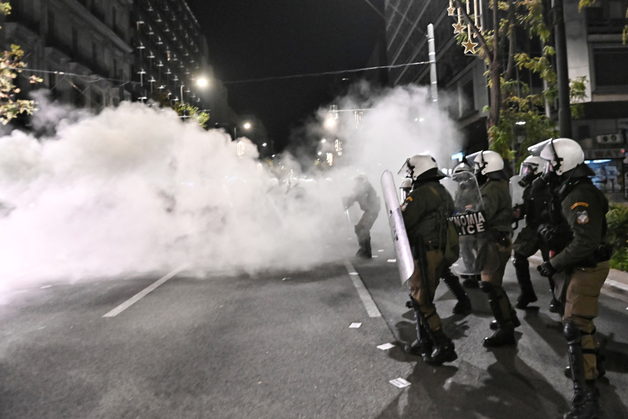 Επεισόδια στο κέντρο της Αθήνας στην πορεία για τον Γρηγορόπουλο - Δείτε βίντεο και φωτογραφίες