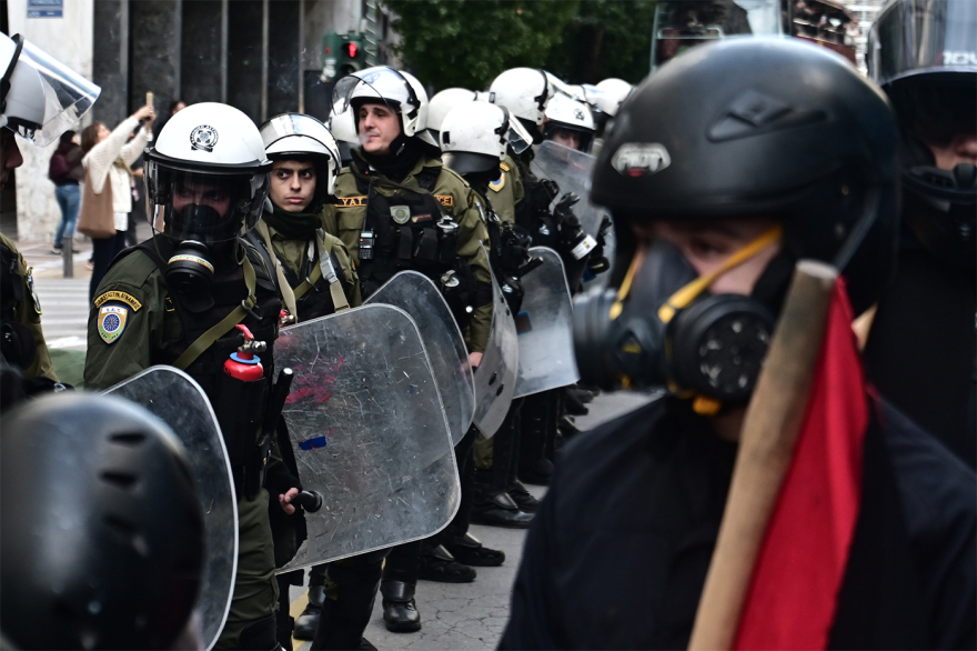 Ισχυρές δυνάμεις των ΜΑΤ στην πορεία στη μνήμη του Αλέξανδρου Γρηγορόπουλου: Κλειστές Σταδίου και Πανεπιστημίου