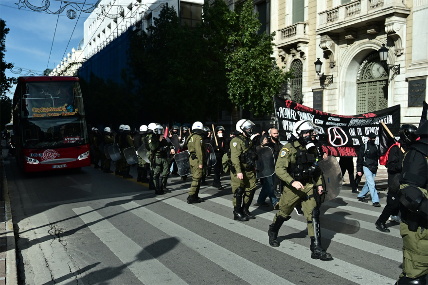 Ισχυρές δυνάμεις των ΜΑΤ στην πορεία στη μνήμη του Αλέξανδρου Γρηγορόπουλου: Κλειστές Σταδίου και Πανεπιστημίου