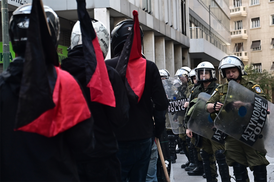 Ισχυρές δυνάμεις των ΜΑΤ στην πορεία στη μνήμη του Αλέξανδρου Γρηγορόπουλου: Κλειστές Σταδίου και Πανεπιστημίου