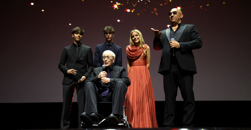 Ο Μάικλ Κέιν εμφανίστηκε με αμαξίδιο στο Red Sea Film Festival για να παραλάβει το βραβείο του