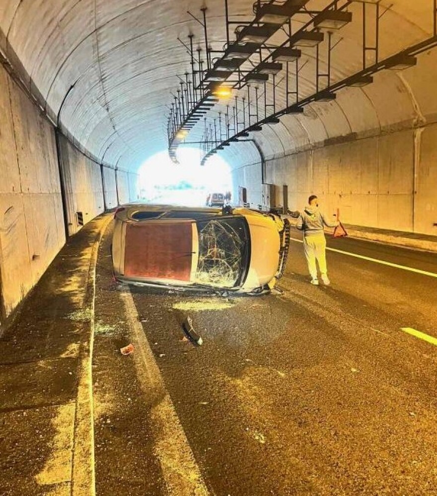 Τροχαίο για την Πηγή Δεβετζή με αυτοκίνητο που τούμπαρε στην Εγνατία Οδό - Δείτε βίντεο και φωτογραφίες