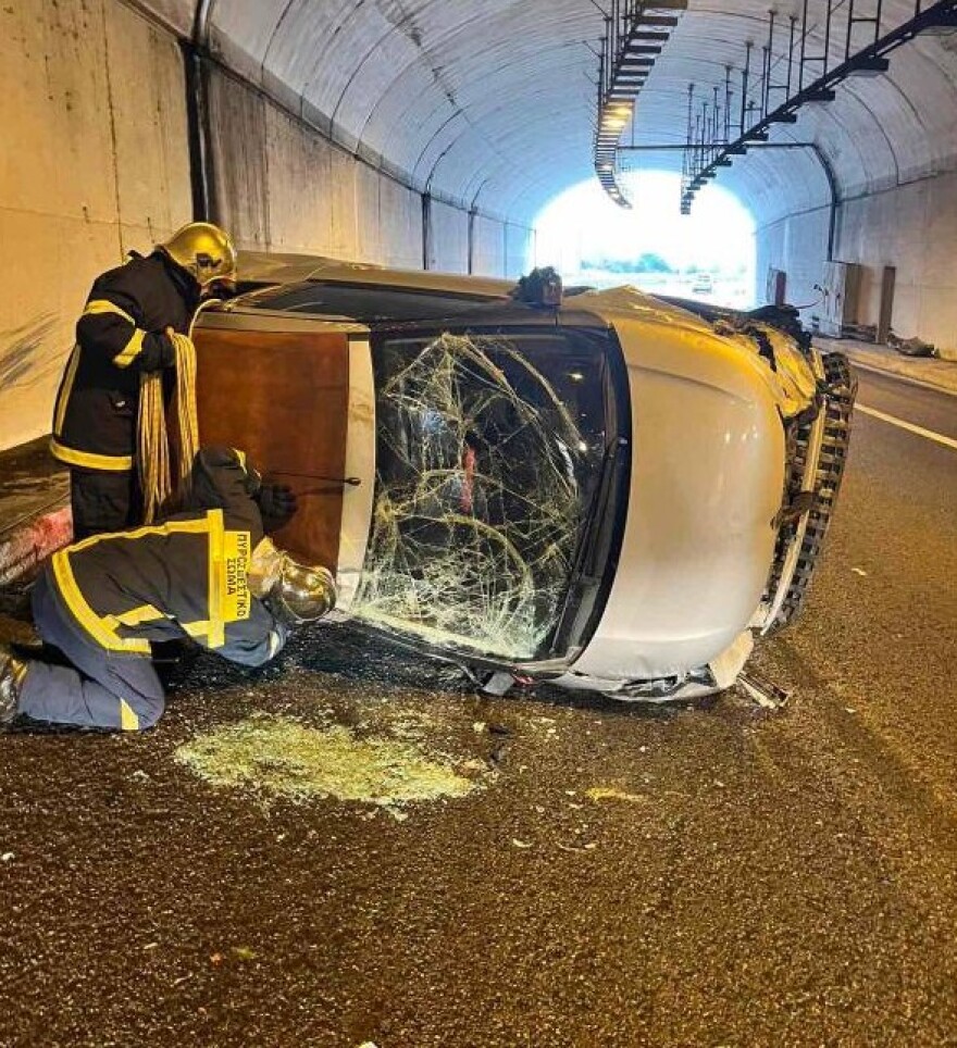 Τροχαίο για την Πηγή Δεβετζή με αυτοκίνητο που τούμπαρε στην Εγνατία Οδό - Δείτε βίντεο και φωτογραφίες