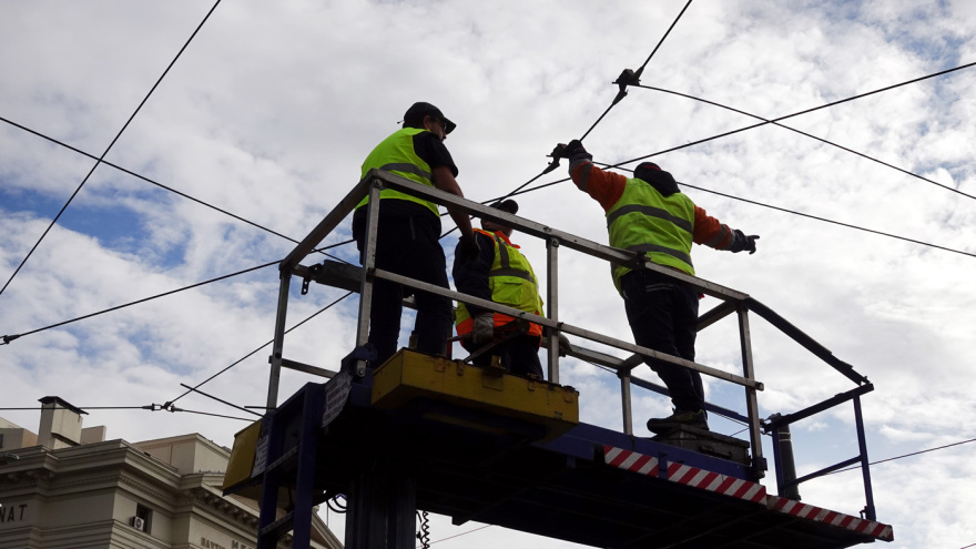 Τέλος εποχής για τα τρόλεϊ στην Αττική: Ξηλώνουν τα καλώδια στον Πειραιά, δείτε βίντεο