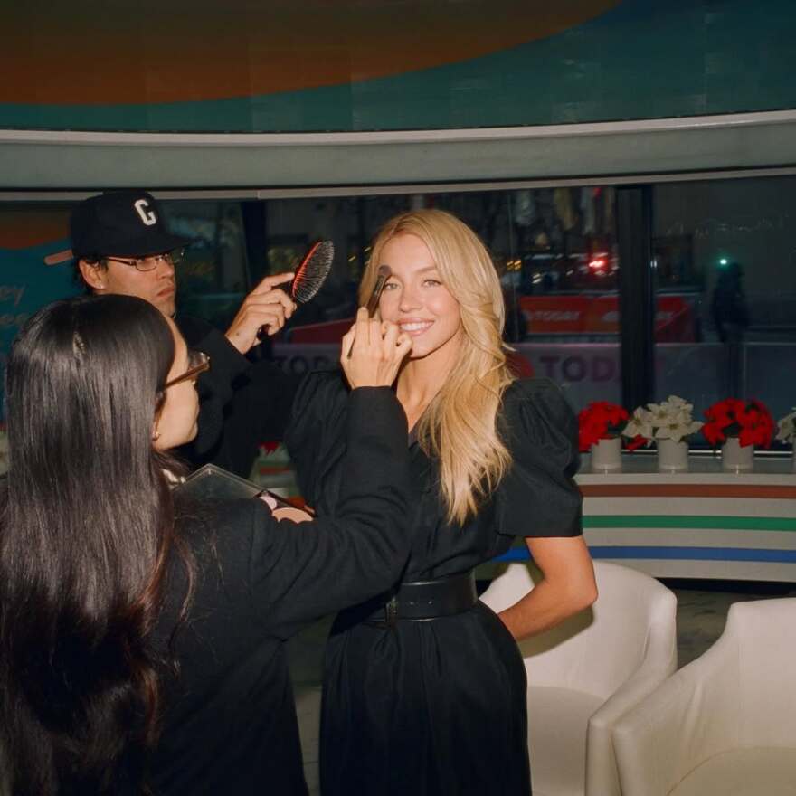 Η Σίντνεϊ Σουίνι δημοσίευσε αποκαλυπτική φωτογραφία χωρίς σουτιέν