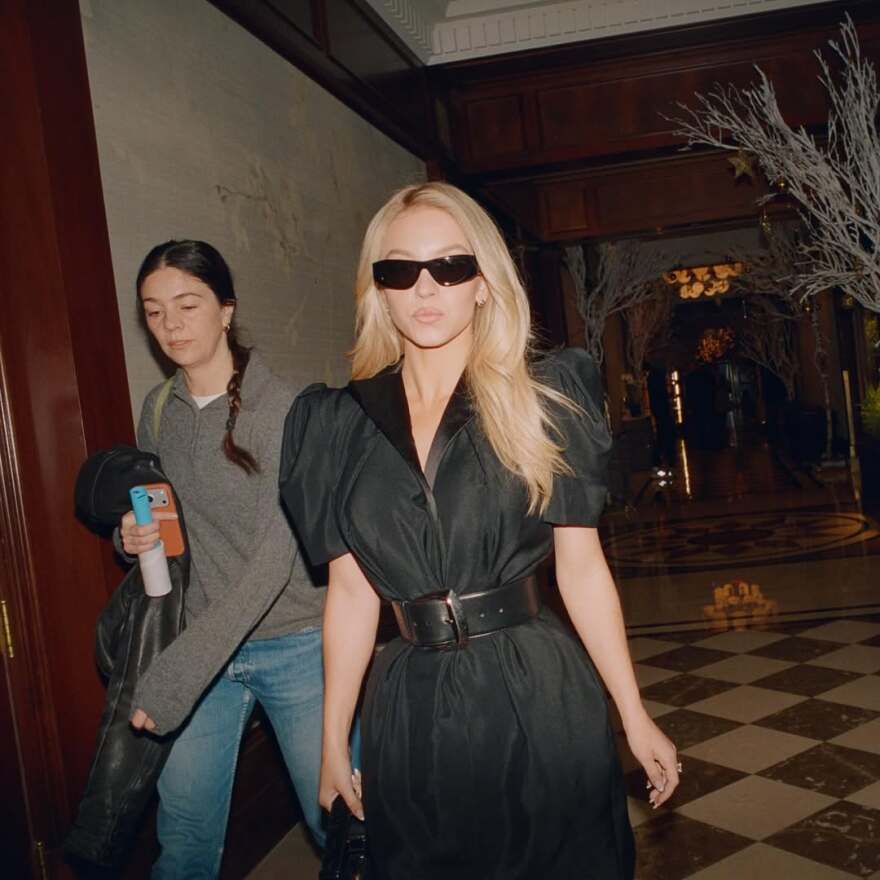 Η Σίντνεϊ Σουίνι δημοσίευσε αποκαλυπτική φωτογραφία χωρίς σουτιέν