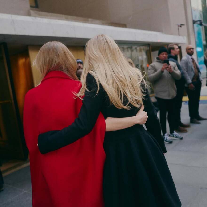 Η Σίντνεϊ Σουίνι δημοσίευσε αποκαλυπτική φωτογραφία χωρίς σουτιέν