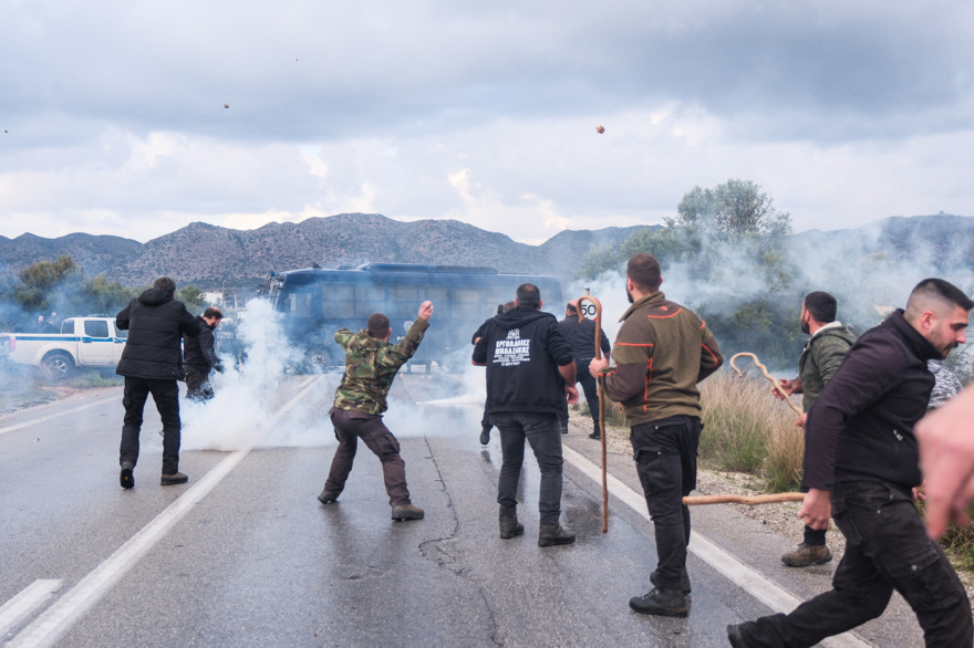 Πρωτοφανείς αγριότητες στην Κρήτη, αγρότες χτύπησαν αστυνομικούς: Ταυτοποιήθηκαν οι δράστες και διώκονται για εγκληματική οργάνωση, δείτε βίντεο και φωτογραφίες