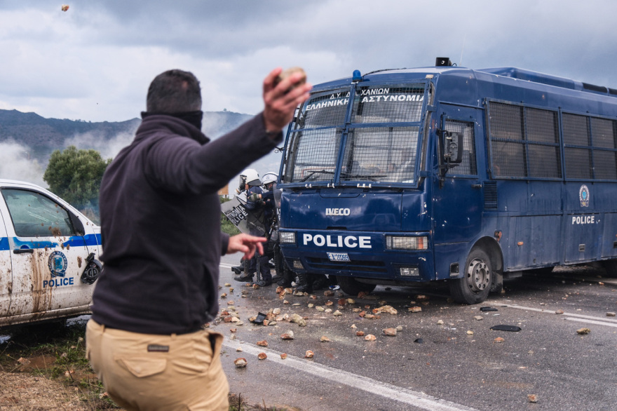 Πρωτοφανείς αγριότητες στην Κρήτη, αγρότες χτύπησαν αστυνομικούς: Ταυτοποιήθηκαν οι δράστες και διώκονται για εγκληματική οργάνωση, δείτε βίντεο και φωτογραφίες