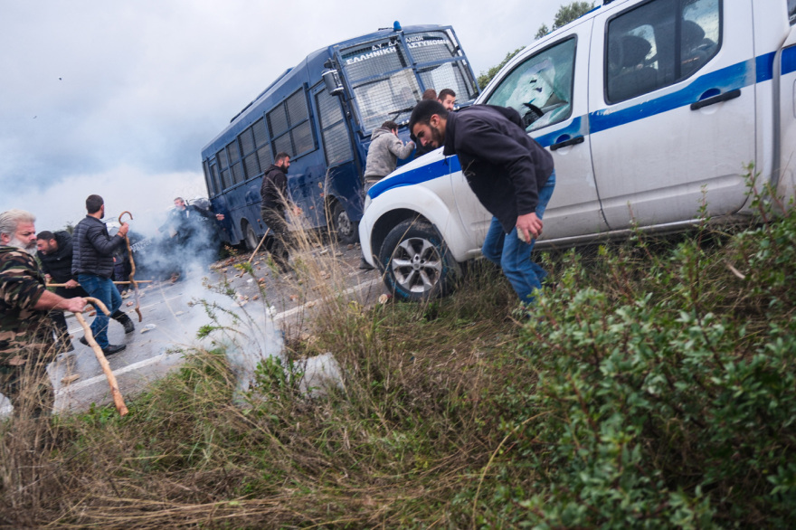 Πρωτοφανείς αγριότητες στην Κρήτη, αγρότες χτύπησαν αστυνομικούς: Ταυτοποιήθηκαν οι δράστες και διώκονται για εγκληματική οργάνωση, δείτε βίντεο και φωτογραφίες