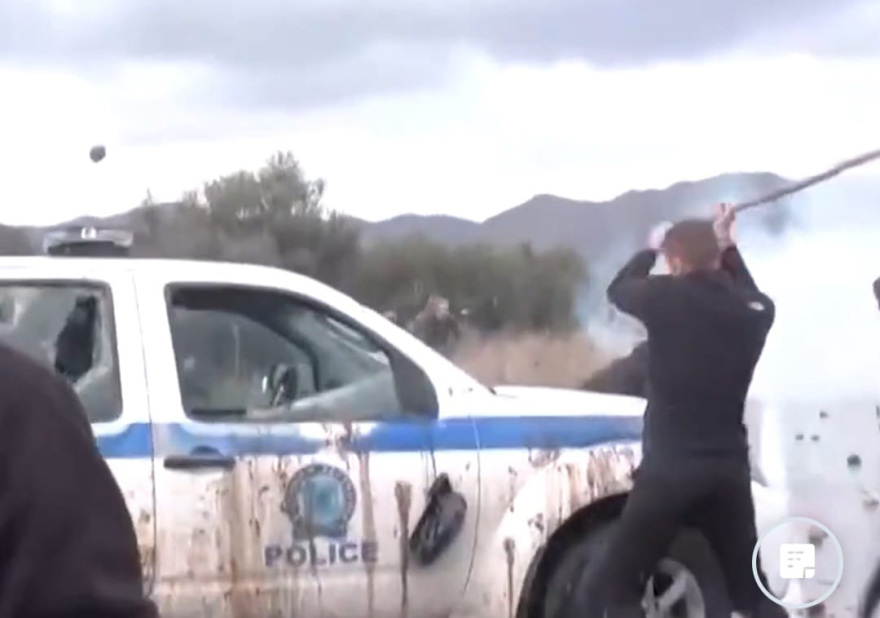 Πρωτοφανείς αγριότητες στην Κρήτη με αγρότες να χτυπούν αστυνομικούς: Ταυτοποιήθηκαν και κατηγορούνται για απόπειρες ανθρωποκτονίας κατά συρροή, δείτε βίντεο και φωτογραφίες