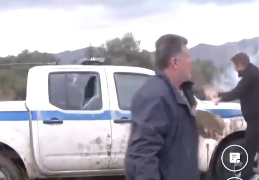 Πρωτοφανείς αγριότητες στην Κρήτη με αγρότες να χτυπούν αστυνομικούς: Ταυτοποιήθηκαν και κατηγορούνται για απόπειρες ανθρωποκτονίας κατά συρροή, δείτε βίντεο και φωτογραφίες