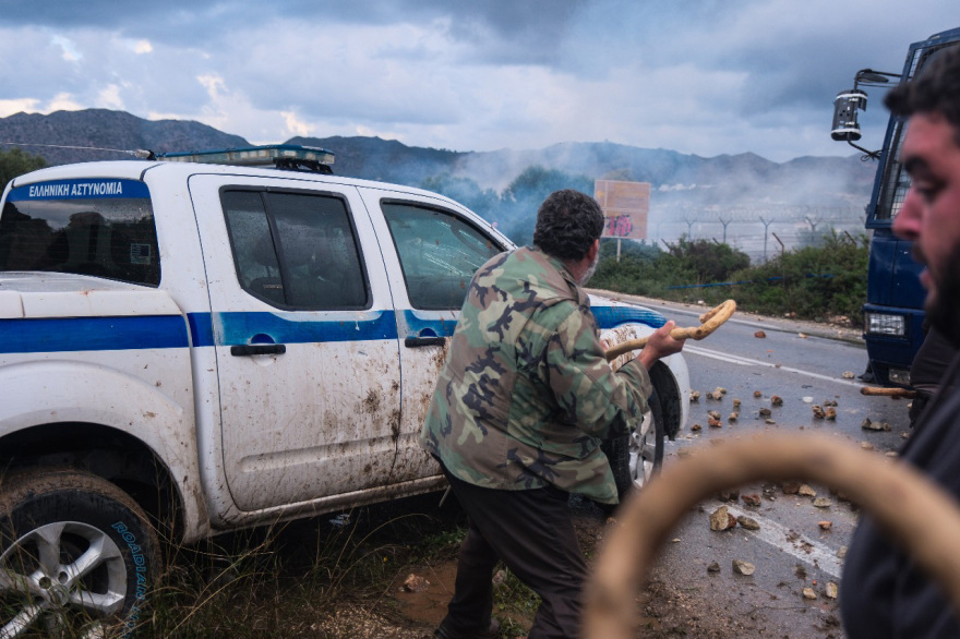 Πρωτοφανείς αγριότητες στην Κρήτη, αγρότες χτύπησαν αστυνομικούς: Ταυτοποιήθηκαν οι δράστες και διώκονται για εγκληματική οργάνωση, δείτε βίντεο και φωτογραφίες