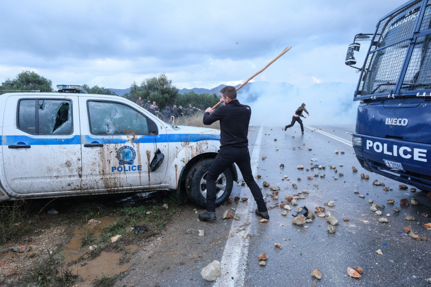 Πρωτοφανείς αγριότητες στην Κρήτη, αγρότες χτύπησαν αστυνομικούς: Ταυτοποιήθηκαν οι δράστες και διώκονται για εγκληματική οργάνωση, δείτε βίντεο και φωτογραφίες