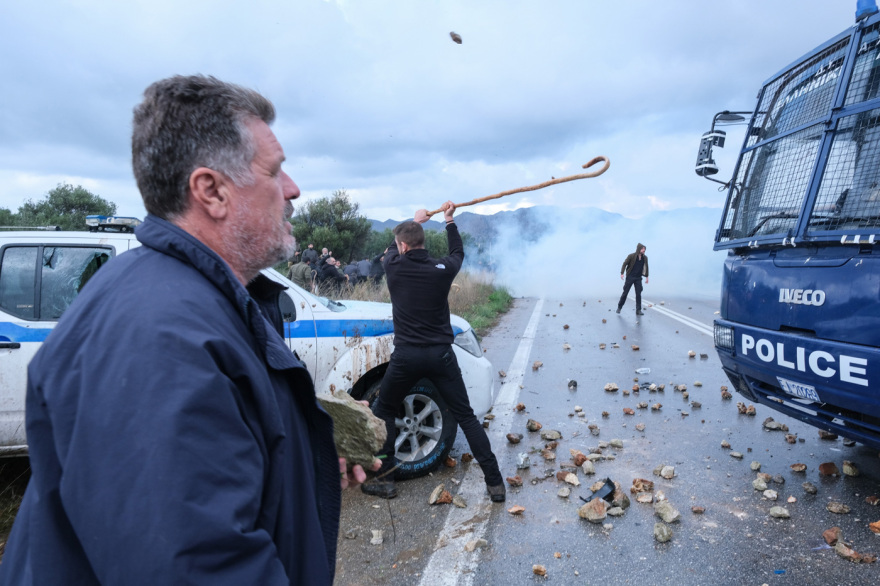 Πρωτοφανείς αγριότητες στην Κρήτη, αγρότες χτύπησαν αστυνομικούς: Ταυτοποιήθηκαν οι δράστες και διώκονται για εγκληματική οργάνωση, δείτε βίντεο και φωτογραφίες