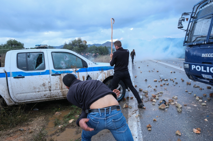 Πρωτοφανείς αγριότητες στην Κρήτη, αγρότες χτύπησαν αστυνομικούς: Ταυτοποιήθηκαν οι δράστες και διώκονται για εγκληματική οργάνωση, δείτε βίντεο και φωτογραφίες