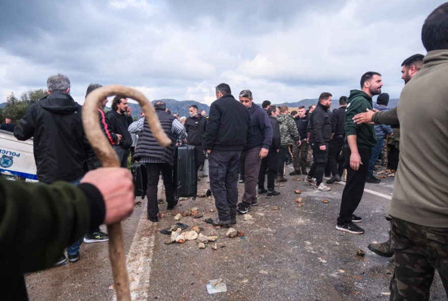 Πρωτοφανείς αγριότητες στην Κρήτη, αγρότες χτύπησαν αστυνομικούς: Ταυτοποιήθηκαν οι δράστες και διώκονται για εγκληματική οργάνωση, δείτε βίντεο και φωτογραφίες