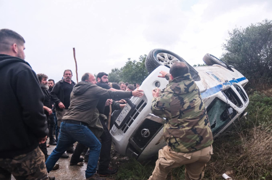 Αγριότητες στην Κρήτη, αγρότες χτυπούν αστυνομικούς και σπάζουν περιπολικά - Για εγκληματική Οργάνωση πάνε οι υπαίτιοι, βίντεο και φωτογραφίες