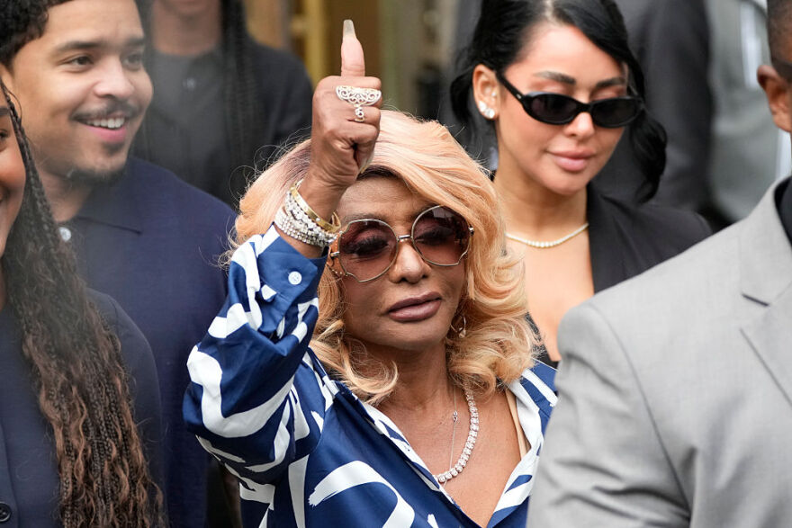 Η μητέρα του Diddy ξεσπά κατά του Netflix: «Είναι ψέμα ότι με χαστούκισε ο γιος μου»