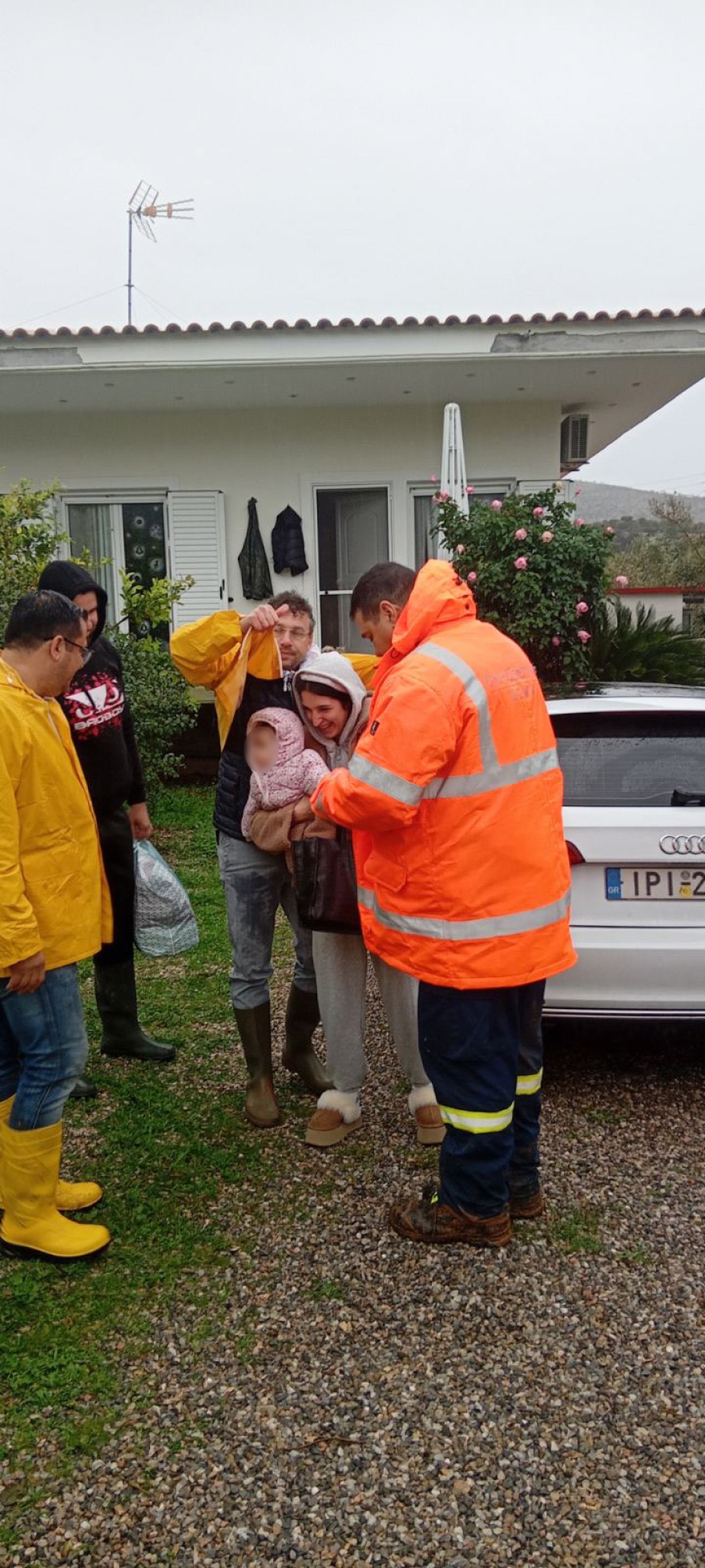 Η δραματική επιχείρηση διάσωσης μητέρας και βρέφους 6 μηνών στη Μάνδρα: Είχαν εγκλωβιστεί από την κακοκαιρία Byron, δείτε βίντεο και φωτογραφίες