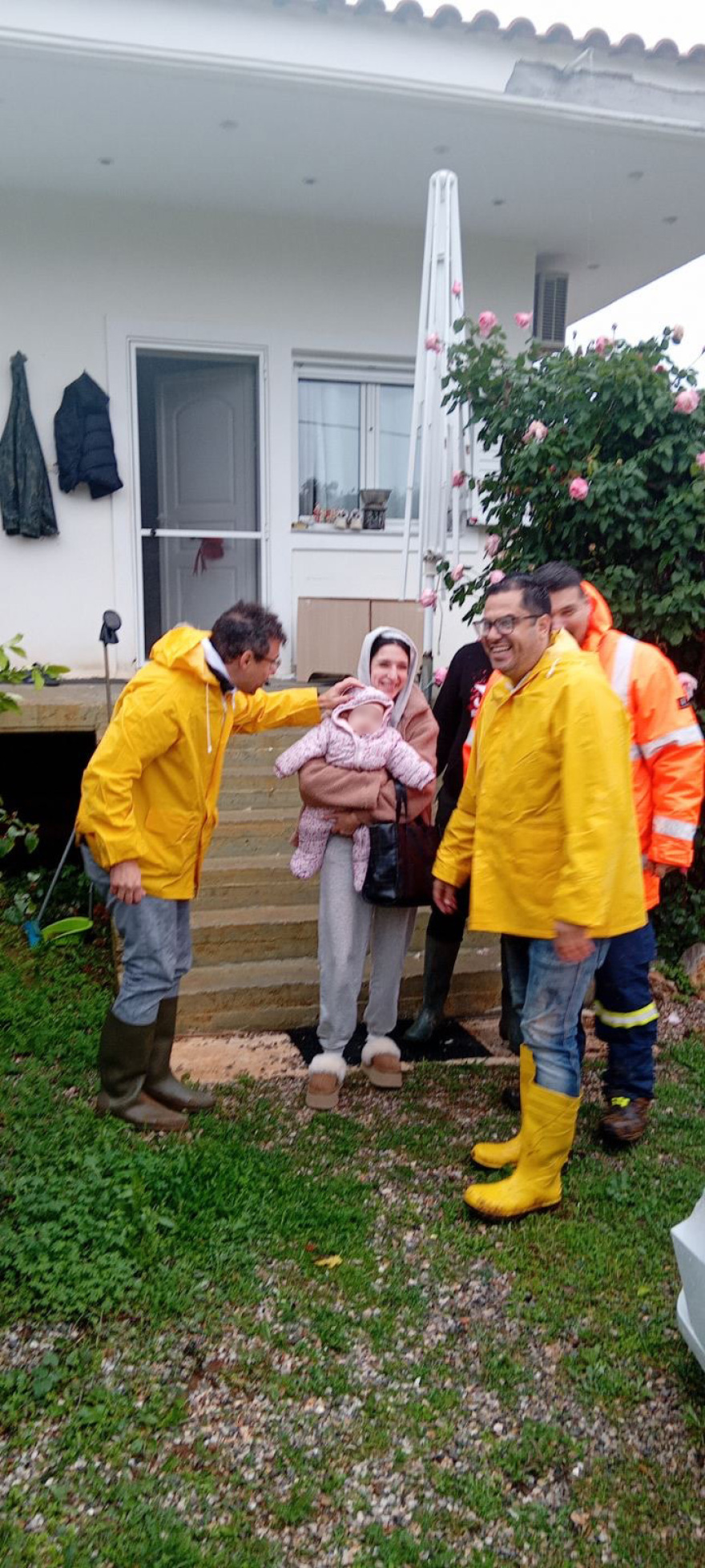 Η δραματική επιχείρηση διάσωσης μητέρας και βρέφους 6 μηνών στη Μάνδρα: Είχαν εγκλωβιστεί από την κακοκαιρία Byron, δείτε βίντεο και φωτογραφίες