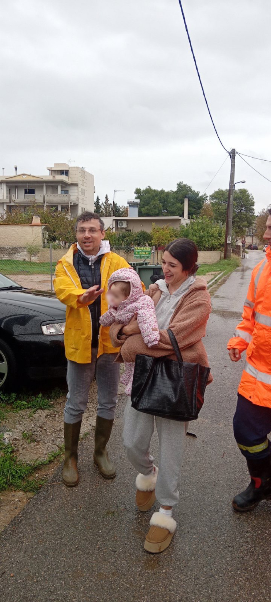 Η δραματική επιχείρηση διάσωσης μητέρας και βρέφους 6 μηνών στη Μάνδρα: Είχαν εγκλωβιστεί από την κακοκαιρία Byron, δείτε βίντεο και φωτογραφίες