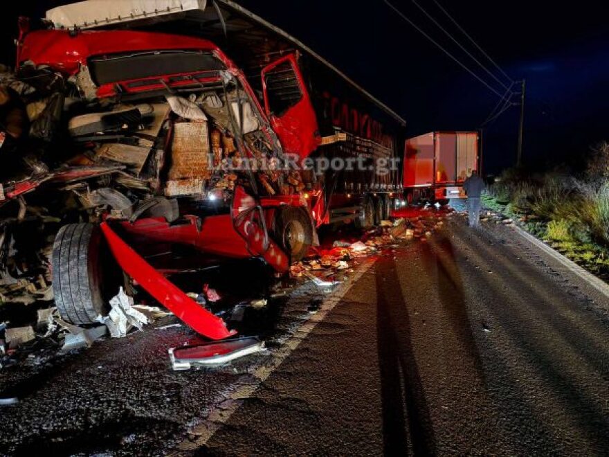 Συγκρούστηκαν δύο νταλίκες και ένα αυτοκίνητο στην Αμφίκλεια, δείτε βίντεο και φωτογραφίες