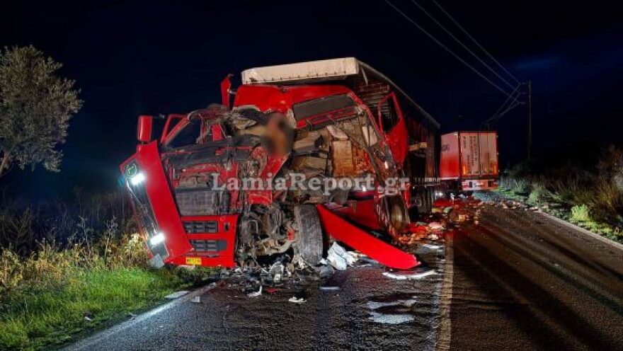 Συγκρούστηκαν δύο νταλίκες και ένα αυτοκίνητο στην Αμφίκλεια, δείτε βίντεο και φωτογραφίες