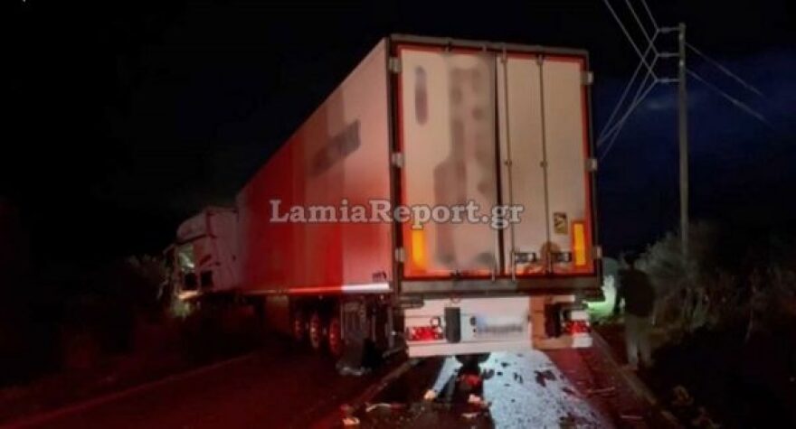 Συγκρούστηκαν δύο νταλίκες και ένα αυτοκίνητο στην Αμφίκλεια, δείτε βίντεο και φωτογραφίες